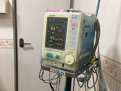 陣痛室の血圧を測定する機械